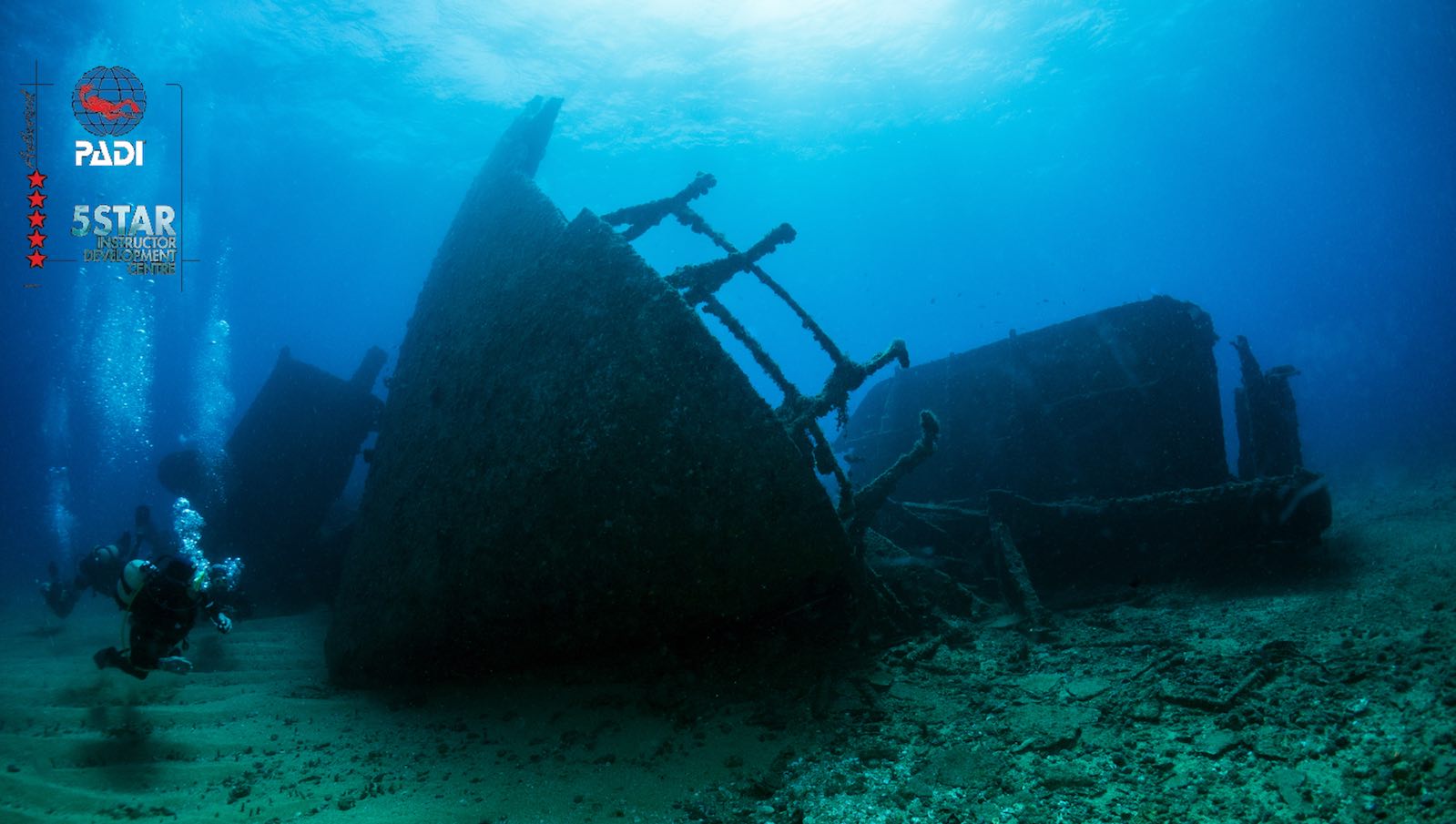 Какое сооружение стоит на дне моря. Затонувший корабль Салем экспресс. Дайвинг Мальдивы затонувший корабль. Бермудский треугольник затонувшие корабли.