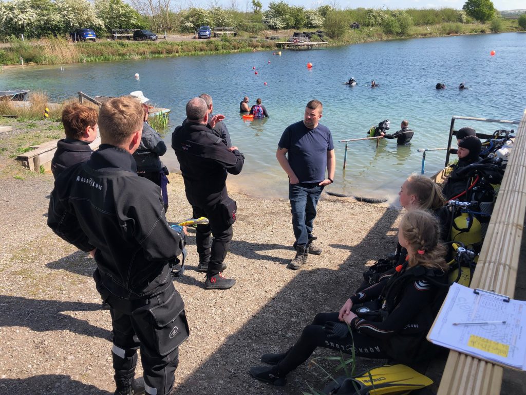 Briefing Open Water Divers at 8 acre