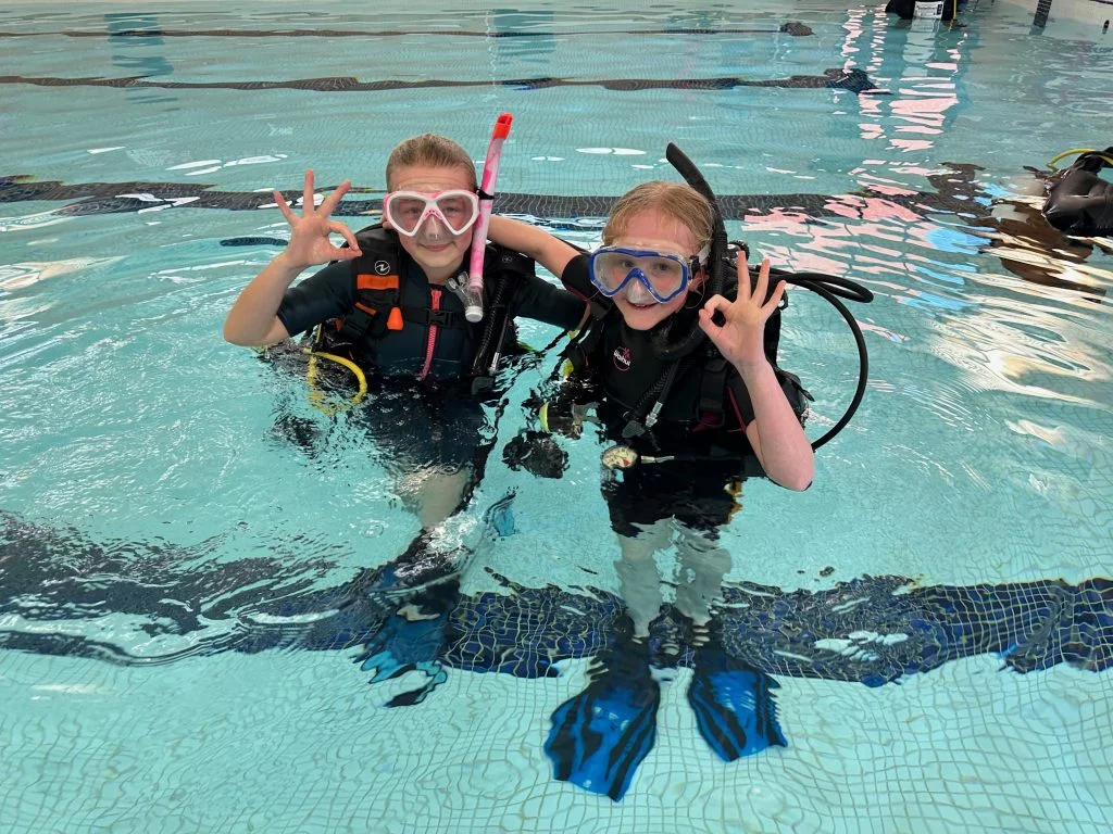 Isla & Darcy enjoying a fun scuba lesson